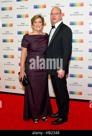 Deborah F. Rutter, président, John F. Kennedy Center for the Performing Arts et son mari, Peter Ellefson, arrivent pour le dîner officiel de l'artiste en l'honneur des récipiendaires de la 39e assemblée annuelle des Kennedy Center Honors organisé par le secrétaire d'État américain John F. Kerry au département d'État des États-Unis à Washington, DC Le samedi 3 décembre 2016. Les lauréats 2016 sont : la pianiste argentine Martha Argerich ; rock band les aigles ; l'écran et d'un acteur Al Pacino ; gospel et blues singer Mavis Staples ; et musicien James Taylor. Credit : Ron Sachs/Piscine via CNP - AUCUN FIL SERVICE - Photo : Ron Sa Banque D'Images