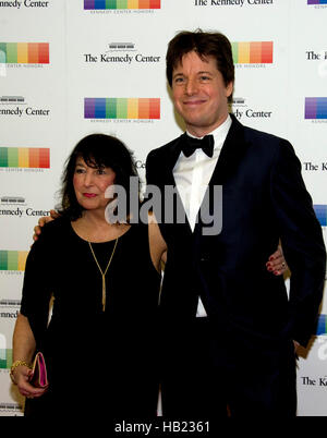 Le violoniste Joshua Bell et sa mère, Shirley, arrivent pour le dîner officiel de l'artiste en l'honneur des récipiendaires de la 39e assemblée annuelle des Kennedy Center Honors organisé par le secrétaire d'État américain John F. Kerry au département d'État des États-Unis à Washington, DC Le samedi 3 décembre 2016. Les lauréats 2016 sont : la pianiste argentine Martha Argerich ; rock band les aigles ; l'écran et d'un acteur Al Pacino ; gospel et blues singer Mavis Staples ; et musicien James Taylor. Credit : Ron Sachs/Piscine via CNP - AUCUN FIL SERVICE - Photo : Ron Sachs/consolidé/dpa Banque D'Images