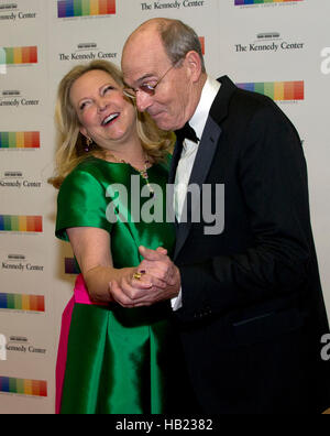 James Taylor et son épouse, Caroline 'Kim' Taylor dance sur le tapis rouge à leur arrivée pour le dîner officiel de l'artiste en l'honneur des récipiendaires de la 39e assemblée annuelle des Kennedy Center Honors organisé par le secrétaire d'État américain John F. Kerry au département d'État des États-Unis à Washington, DC Le samedi 3 décembre 2016. Les lauréats 2016 sont : la pianiste argentine Martha Argerich ; rock band les aigles ; l'écran et d'un acteur Al Pacino ; gospel et blues singer Mavis Staples ; et musicien James Taylor. Credit : Ron Sachs/Piscine via CNP - AUCUN FIL SERVICE - Photo : Ron Sachs/consolidé/dpa Banque D'Images