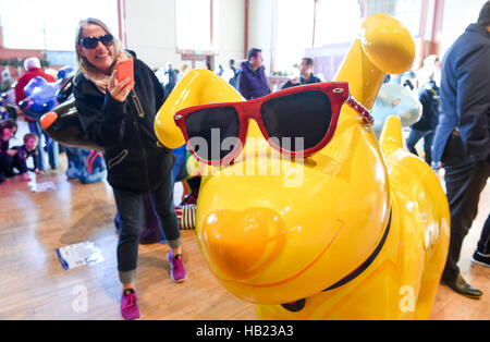 Brighton, Sussex, UK. 9Th Jul 2016. Des milliers de personnes considèrent le Snowdogs par la Mer route de l'Art à la Corn Exchange à Brighton avant qu'ils soient mis aux enchères mardi soir pour amasser des fonds pour l'hospice des Martlets . Plus de 40 ont été Snowdogs sur l'affichage autour de la ville pour les 2 derniers mois et ont été parrainés par des entreprises locales et des célébrités dont Norman Cook (Fatboy Slim) et l'auteur Peter James Crédit : Simon Dack/Alamy Live News Banque D'Images