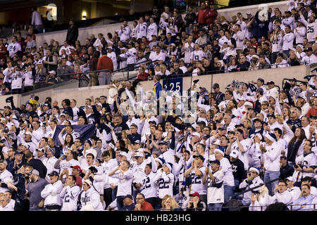 3 décembre 2016 - Indianapolis, Indiana, États-Unis - 3 décembre 2016 - Indianapolis, Indiana - Penn State Nittany Lions fans célébrer au cours de la première moitié pendant le Big Ten Championnat match entre Penn State Nittany Lions et Wisconsin Badgers au stade Lucas Oil. (Crédit Image : © Scott Taetsch via Zuma sur le fil) Banque D'Images