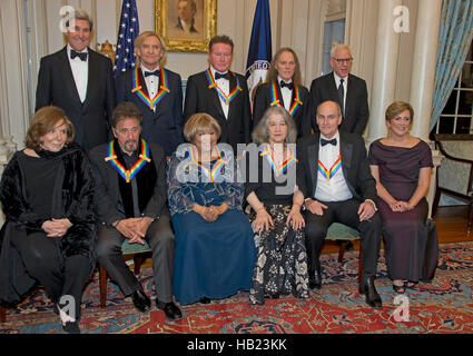 Washington DC, USA. 19Th Mar, 2016. Les cinq récipiendaires de la 39e assemblée annuelle des Kennedy Center Honors posent pour une photo de groupe à la suite d'un dîner organisé par le secrétaire d'État américain John F. Kerry en leur honneur au département d'État des États-Unis à Washington, DC Le samedi 3 décembre 2016. Les lauréats 2016 sont : la pianiste argentine Martha Argerich ; rock band les aigles ; l'écran et d'un acteur Al Pacino ; gospel et blues singer Mavis Staples ; et musicien James Taylor. De gauche à droite, rangée arrière : Le secrétaire d'État américain John Kerry, Joe Walsh, Don Henley, et Timothy B. Schmidt de la ro Banque D'Images