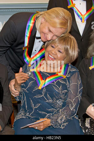 Washington DC, USA. 19Th Mar, 2016. Joe Walsh de la bande 'rock The Eagles,' à gauche, l'un des cinq récipiendaires de la 39e assemblée annuelle des Kennedy Center Honors, étreintes évangile et chanteur de blues Mavis Staples, droite, comme ils se préparent à poser pour une photo de groupe à la suite d'un dîner organisé par le secrétaire d'État américain John F. Kerry en leur honneur au département d'État des États-Unis à Washington, DC Le samedi 3 décembre 2016. Les lauréats 2016 sont : la pianiste argentine Martha Argerich ; rock band les aigles ; l'écran et d'un acteur Al Pacino ; gospel et blues singer Mavis Staples ; et musicien James Taylor. Cred Banque D'Images