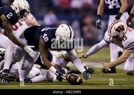 Indianapolis, Indiana, USA. 19Th Mar, 2016. 3 décembre 2016 - Indianapolis, Indiana - Penn State Nittany Lions de secondeur Manny Bowen (43) le ballon de Wisconsin Badgers fullback Alec Ingold (45) dans la première moitié pendant le Big Ten Championnat match entre Penn State Nittany Lions et Wisconsin Badgers au stade Lucas Oil. © Scott/Taetsch ZUMA Wire/Alamy Live News Banque D'Images