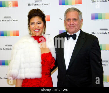 Washington DC, USA. 19Th Mar, 2016. Julie Chen et Les Moonves arrivent pour le dîner officiel de l'artiste en l'honneur des récipiendaires de la 39e assemblée annuelle des Kennedy Center Honors organisé par le secrétaire d'État américain John F. Kerry au département d'État des États-Unis à Washington, DC Le samedi 3 décembre 2016. Les lauréats 2016 sont : la pianiste argentine Martha Argerich ; rock band les aigles ; l'écran et d'un acteur Al Pacino ; gospel et blues singer Mavis Staples ; et musicien James Taylor. Credit : MediaPunch Inc/Alamy Live News Banque D'Images