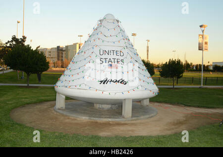 Downey, ca. 19Th Mar, 2016. Atmosphère à la capsule spatiale Apollo Phoenix Charles Maison de l'éclairage et Donut Échange Partie où une véritable Apollo Spacecraft est éclairé comme un arbre de Noël au Columbia Memorial Space Center à Downey, Californie le 3 décembre 2016. © David Edwards/media/Alamy Punch Live News Banque D'Images