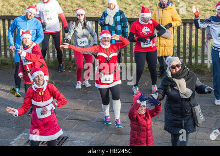 Sopot, Pologne. 9Th Jul 2016. Plus de 400 coureurs de prendre part à la 10 kilomètres Santa Articles exécuter un organisme de bienfaisance l'hippodrome de Sopot. Les participants de la perception à l'Hospice Foundation aidant les enfants atteints de maladie mortelle. Credit : Michal Fludra/Alamy Live News Banque D'Images