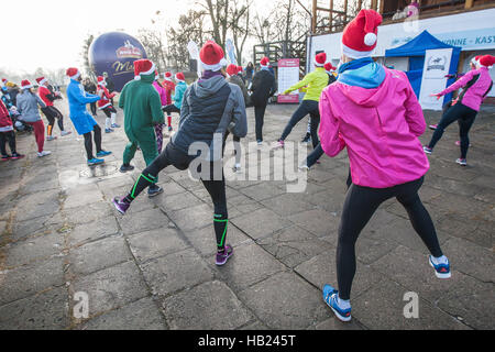 Sopot, Pologne. 9Th Jul 2016. Plus de 400 coureurs de prendre part à la 10 kilomètres Santa Articles exécuter un organisme de bienfaisance l'hippodrome de Sopot. Les participants de la perception à l'Hospice Foundation aidant les enfants atteints de maladie mortelle. Credit : Michal Fludra/Alamy Live News Banque D'Images