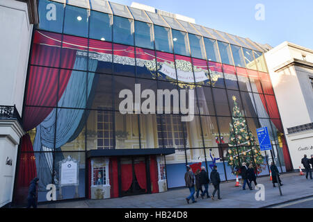 Le Strand, London, UK. 4e décembre 2016. Coutts sur le brin a une 12 jours de Noël fenêtre à thème. Crédit : Matthieu Chattle/Alamy Live News Banque D'Images