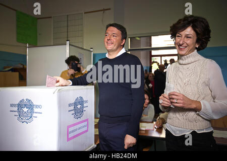 Pontassieve, Italie. 9Th Jul 2016. Le premier ministre Italien Matteo Renzi et son épouse Agnese émettre son vote pour le référendum sur la réforme constitutionnelle, à Pontassieve, Italie, le 4 décembre 2016. Le dimanche les italiens ont voté à un référendum considéré comme un test décisif pour les deux premier ministre du cabinet de Matteo Renzi et l'Union européenne (UE). Credit : Jin Yu/Xinhua/Alamy Live News Banque D'Images