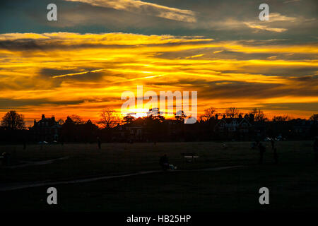 Wimbledon, Londres UK. 4e décembre 2016. Un beau coucher de soleil d'automne par une froide soirée glaciale sur Wimbledon Common Crédit : amer ghazzal/Alamy Live News Banque D'Images