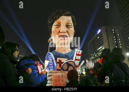 Séoul, Corée du Sud. 5 déc, 2016. Les Coréens du Sud participer à une protestation aux chandelles avec le président de la maquette du parc pendant le rallye contre le président Park Geun-hye sur Gwanghwamoon street. © Min Won-Ki/ZUMA/Alamy Fil Live News Banque D'Images