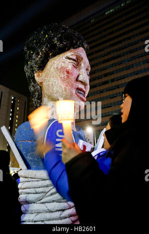 Séoul, Corée du Sud. 5 déc, 2016. Les Coréens du Sud participer à une protestation aux chandelles avec le président de la maquette du parc pendant le rallye contre le président Park Geun-hye sur Gwanghwamoon street. © Min Won-Ki/ZUMA/Alamy Fil Live News Banque D'Images