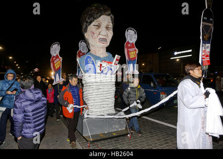 Séoul, Corée du Sud. 5 déc, 2016. Les Coréens du Sud mars avec le président de la maquette du parc pendant le rallye contre le président Park Geun-hye sur Gwanghwamoon street. © Min Won-Ki/ZUMA/Alamy Fil Live News Banque D'Images