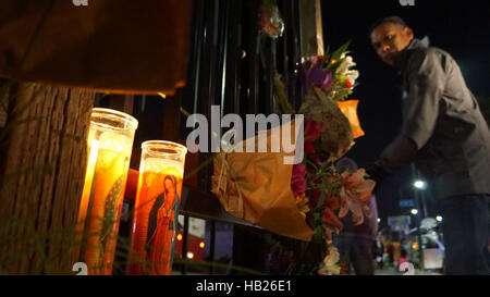 San Francisco, USA. 9Th Jul 2016. Un homme met des fleurs pour pleurer les victimes d'un incendie de l'entrepôt à Oakland, Californie, États-Unis, le 4 décembre 2016. Fonctionnaires à Oakland, en Californie, a déclaré dimanche le bilan d'un incendie pendant le week-end dans un entrepôt est passé à 24. Credit : Xu Yong/Xinhua/Alamy Live News Banque D'Images