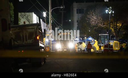 San Francisco, USA. 9Th Jul 2016. Gros poids lourds travaux à l'entrepôt où un feu durant la nuit est passé à Oakland, Californie, États-Unis, le 4 décembre 2016. Fonctionnaires à Oakland, en Californie, a déclaré dimanche le bilan d'un incendie pendant le week-end dans un entrepôt est passé à 24. Credit : Xu Yong/Xinhua/Alamy Live News Banque D'Images