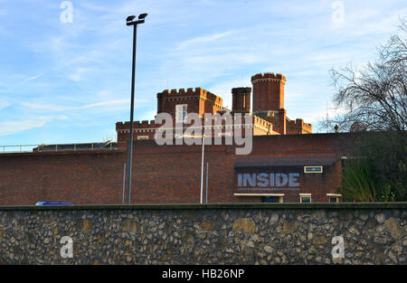 Reading, Berkshire, Royaume-Uni 4e Dec 2016, Reading, Berkshire, Royaume-Uni. 9Th Jul 2016. La défunte Lecture de la prison une prison du comté de Victoria a ouvert ses portes en 1844 a été fermé pour la dernière fois aujourd'hui pour les visiteurs à plonger à la sombre histoire de la vie en prison victorienne avec des visites guidées.Un point fort a été la visite à Oscars Wilde's cell où son avant-dernier travail, De Profundis, a été écrit et qui a inspiré sa célèbre ballade de lecture Prison. .Un nouveau projet par Artangel d'éminents artistes, artistes et écrivains ont répondu à l'œuvre de la plus célèbre détenu Oscar Wilde, Gary Crédit Blake/Alamy Liv Banque D'Images