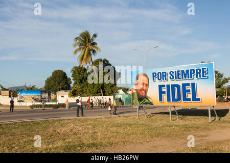 Deux grandes affiches sont visibles sur les côtés de la route pour le cimetière de Santa Ifigenia. Sur le côté droit un dédié à Fidel Castro avec le libellé "Por Siempre Fidel" - "Fidel à jamais" - et sur le gauche (arrière-plan) dédié à son frère et actuel président cubain Raúl Castro. Les cendres de Castro sont passés par cette route quelques minutes plus tôt après la traversée de La Havane Cuba tout au long de 4 jours et d'être rendu hommage par des centaines de milliers de Cubains - Castro a adopté le vendredi, 25 nov. Photo : Alessandro Vecchi/dpa Banque D'Images