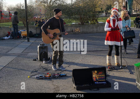 Londres, Royaume-Uni. 9Th Jul 2016. Soleil et froid hiver séjour touristique en regardant les gens, les amuseurs publics de la rue Marble Arch, le 4 décembre 2016, Londres, Royaume-Uni. Credit : Voir Li/Alamy Live News Banque D'Images