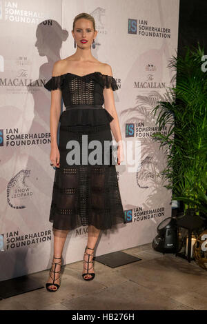 Chicago, USA. 19Th Mar, 2016. Karolina Kurkova pose pour des photos lors de la première fondation, plus de cas dans la région de Chicago, IL le 3 décembre 2016. © l'accès Photo/Alamy Live News Banque D'Images