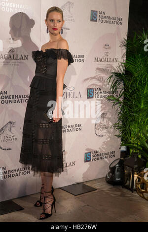 Chicago, USA. 19Th Mar, 2016. Karolina Kurkova pose pour des photos lors de la première fondation, plus de cas dans la région de Chicago, IL le 3 décembre 2016. © l'accès Photo/Alamy Live News Banque D'Images