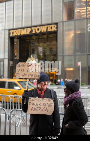 Un manifestant anti-Trump Trump Tower se trouve à l'extérieur de la ville de New York. Credit : Jake, Lyell/Alamy Live News Banque D'Images