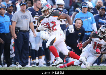 San Diego, CA, USA. 9Th Jul 2016. 4 décembre 2016 : Tampa Bay Buccaneers d'utiliser de nouveau Jacquizz Rodgers (32) les fonds nécessaires pour un gros gain dans le jeu entre les Tampa Bay Buccaneers et San Diego Chargers, Qualcomm Stadium, San Diego, CA. Peter Renner and Co/ ZUMA Service Fil Crédit : Peter Renner and Co/ZUMA/Alamy Fil Live News Banque D'Images