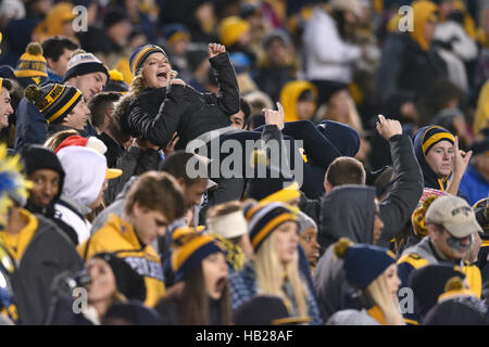 Morgantown, West Virginia, USA. 19Th Mar, 2016. La Virginie de l'Ouest une foule de ventilateur d'alpinistes dans la section étudiant surfe au cours d'un match joué à Mountaineer Field de Morgantown, WV. WVU battre Baylor 24-21. © Ken Inness/ZUMA/Alamy Fil Live News Banque D'Images