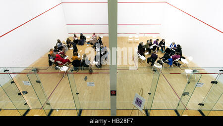 Madison, New Jersey, USA. 08Th Dec 2016. Rencontrez des ateliers sur la Drew University athletic center raquetball tribunaux durant la troisième édition de la fraternité de Salaam Shalom Women's Leadership Conference. La Fraternité de Salaam Shalom est le premier réseau national de femmes musulmanes et juives pour aider à bâtir des relations solides entre les deux reliigions basé sur le développement de la confiance et le respect et l'engagement de faire la paix et mettre fin à la haine. © Brian Cahn/ZUMA/Alamy Fil Live News Banque D'Images