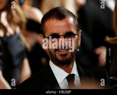 Washington DC, USA. 9Th Jul 2016. Musicien et ancien membre des Beatles Ringo Starr quitte après le président des États-Unis Barack Obama a prononcé un discours à la Kennedy Center Honors Réception dans l'East Room de la Maison Blanche, le 4 décembre 2016, Washington, DC. Les lauréats 2016 sont : la pianiste argentine Martha Argerich ; rock band les aigles ; l'écran et d'un acteur Al Pacino ; gospel et blues singer Mavis Staples ; et musicien James Taylor. Credit : Aude Guerrucci/piscine par CNP Crédit : MediaPunch MediaPunch /Inc/Alamy Live News Banque D'Images