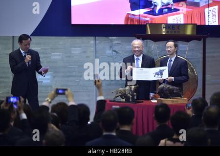 Hong Kong, Chine. 5 déc, 2016. Hong Kong et Shenzhen bourses échanger des cadeaux les uns avec les autres durant le lancement de la Shenzhen-Hong Kong Stock Connect, le second lien entre les eaux intérieures et bourses de Hong Kong, à Hong Kong, Chine du Sud, 5 décembre 2016. © Wang Shen/Xinhua/Alamy Live News Banque D'Images