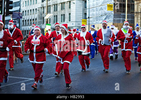 Liverpool, Royaume-Uni. 9Th Jul 2016. Santa Dash Charité Fun Run. Les personnes qui prennent part à l'organisme de bienfaisance annuel Santa Dash à Liverpool Banque D'Images