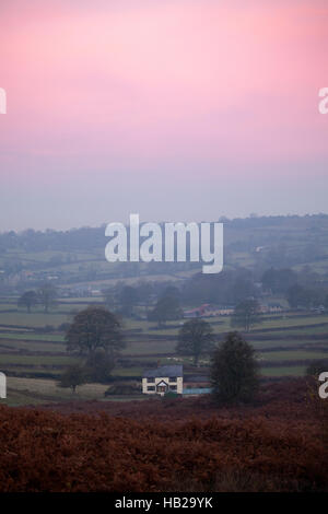 Flintshire, Pays de Galles, Royaume-Uni. 5 déc, 2016. Les conditions de gel à nouveau dans Flintshire, un chalet dans le village de Rhes-y-cae baigné de la hew rose un lever du soleil avec des champs gelé autour d'elle. Banque D'Images