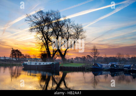 Rufford, Lancashire, Royaume-Uni. 5 Décembre, 2016. Météo britannique. Démarrage à froid et brumeux avec des températures au-dessous de zéro. Une partie merveilleuse de Lancashire rural avec des aéronefs en route pour l'aéroport de Manchester. trainées se forme derrière un jet si, comme gaz d'échappement refroidissent et mélanger avec l'air ambiant, l'humidité est suffisamment élevée et la température suffisamment basse pour que l'eau liquide de se condenser. L'air doit être saturée, et la température généralement en dessous de -40°F Crédit : MediaWorldImages/Alamy Live News Banque D'Images