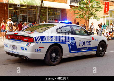 Une voiture de police sur la rue Ste-Catherine au centre-ville de Montréal Banque D'Images