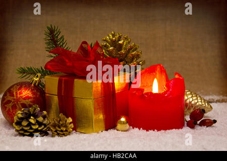 Avènement bougie et décoration de Noël. Banque D'Images