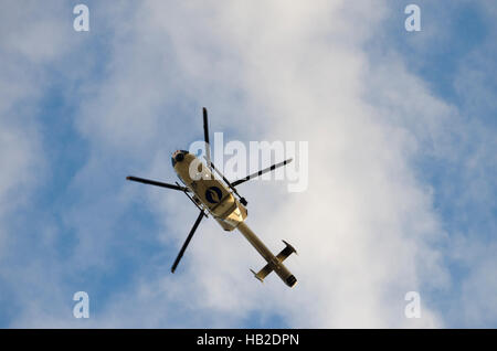 Hélicoptère de police dans le ciel de Bruxelles au cours de la démonstration Banque D'Images