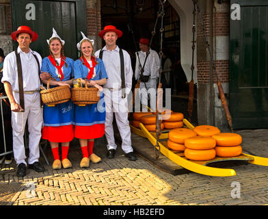 Les filles au fromage hollandais, Kaasmeisje, costume traditionnel, le fromage, les transporteurs du marché du fromage, Alkmaar, Pays-Bas, Pays-Bas Banque D'Images