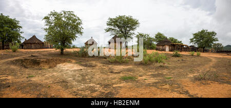 Panorama du village Himba avec cases traditionnelles près de Parc National d'Etosha en Namibie, Afrique Banque D'Images