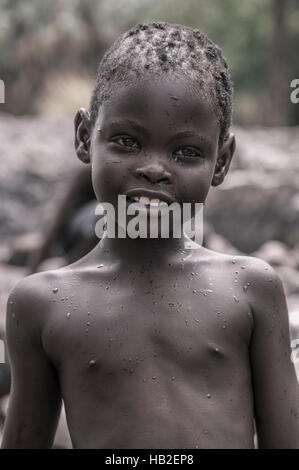 EPUPA FALLS, NAMIBIE, JANVIER 7: Portrait d'un jeune enfant africain des Himba regardant la caméra. Banque D'Images