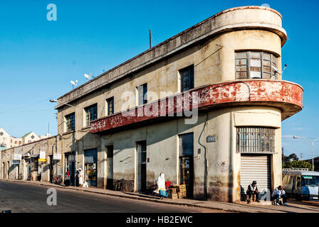 Colonial italien ancien bâtiment art déco à Asmara érythrée rue ville Banque D'Images