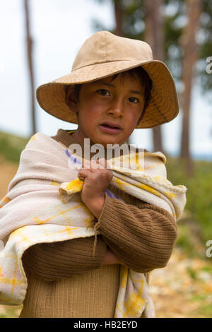 MOON ISLAND, BOLIVIE, JANVIER 13: Portrait d'un jeune petit garçon bolivien debout et regardant la caméra sur Isla del sol (Moon Island), Copacabana. Banque D'Images