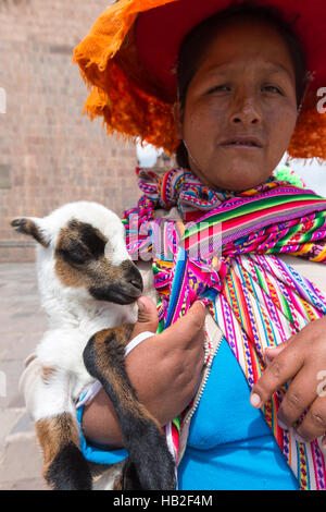 Les femmes indiennes péruviennes en vêtements traditionnels, Cusco Banque D'Images