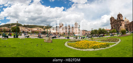 CUSCO, PÉROU, JANVIER 14: Panorama de Cusco de la place principale (Plaza de Armas) avec la statue de l'Inca devant l'Iglesia de la Compania avec les touristes Banque D'Images