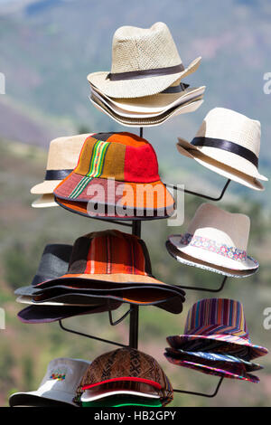 Groupe d'colorés chapeaux pour vendre au marché de Cusco, Pérou Banque D'Images