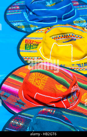 Groupe de chapeaux colorés pour la vente, la pose sur le sol à l'art et marché artisanal à Cusco. Pérou Banque D'Images