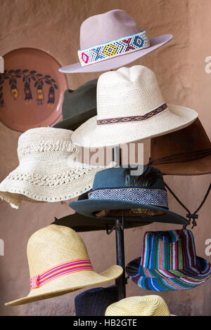 Groupe d'colorés chapeaux pour vendre au marché de Cusco, Pérou Banque D'Images