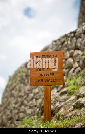 PISAC, PÉROU, JANVIER 15: Gros plan sur panneau en bois sans supas a los muros (ne grimpez pas sur les murs) écrit en espagnol aux ruines de Pisac Inca Banque D'Images