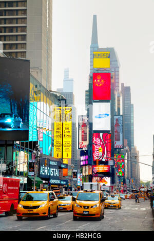 Times Square avec les gens le matin Banque D'Images