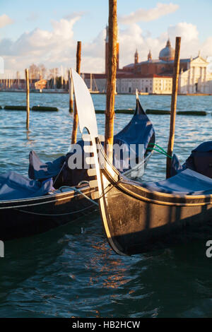 Gondoles flottant sur le Grand Canal Banque D'Images